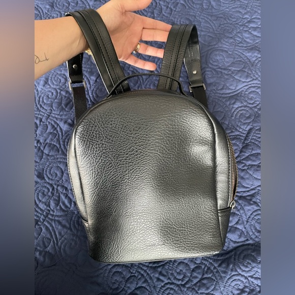 Matt & Nat Olly Vegan Bag Purity in Black mini backpack - Picture 2 of 11